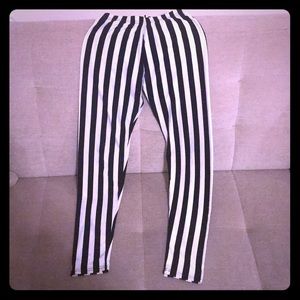 Black and white striped tights/leggings